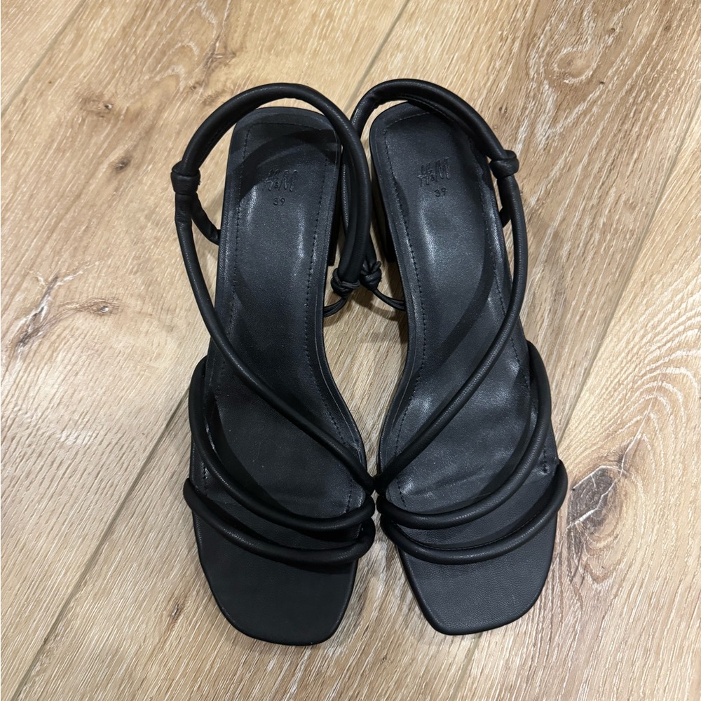 Heeled sandals HM
